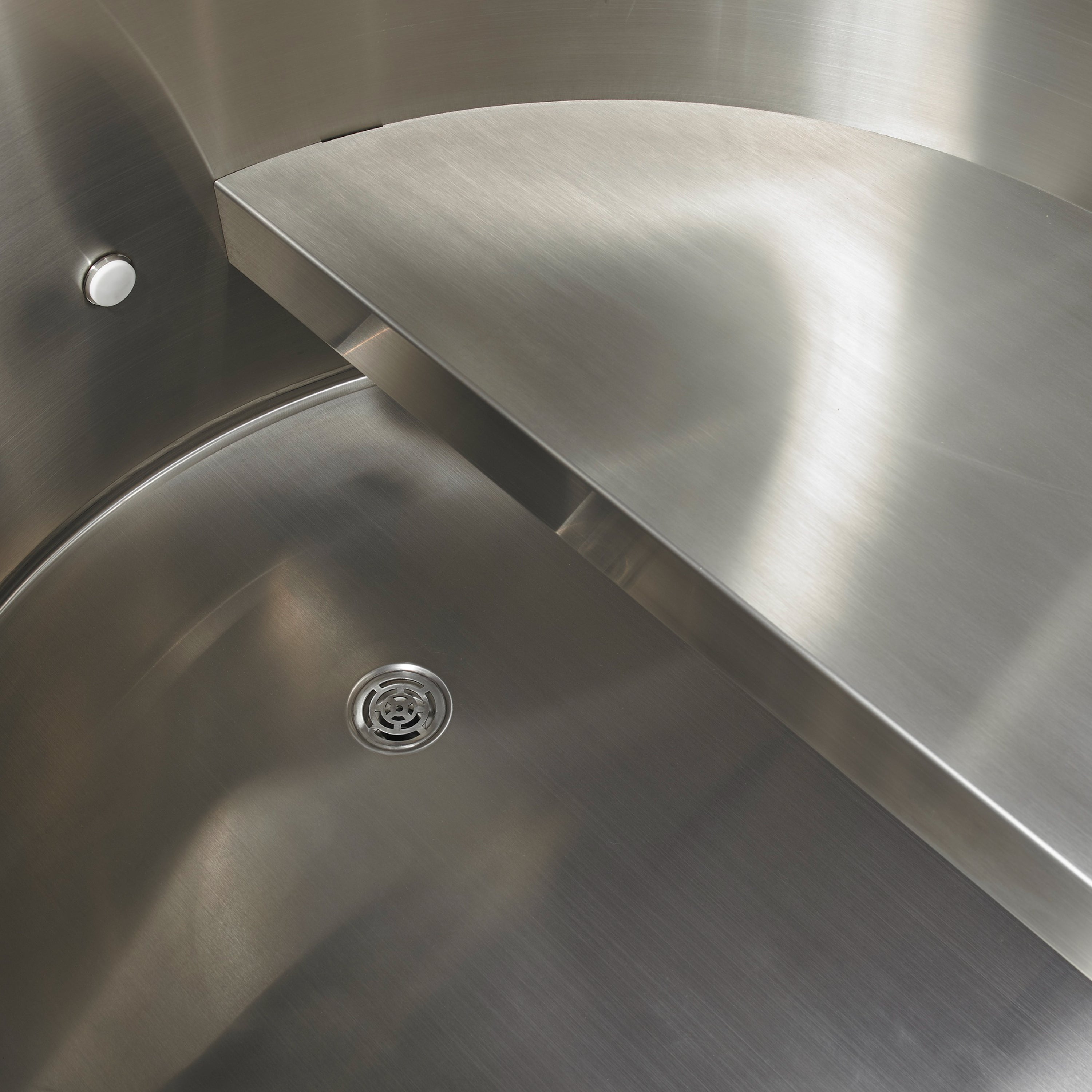 The Dynamic Cold Therapy Barrel Cold Plunge with 304 Stainless Steel Interior and Pacific Cedar Exterior